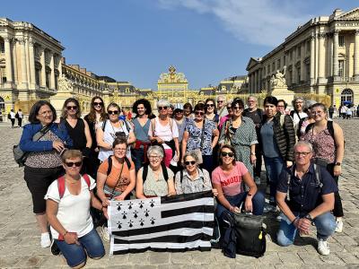 Groupe bénévoles et salariés devant le Château de Versailles