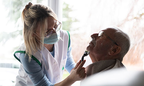 L'ADMR 35 accompagne les personnes âgées dans les gestes essentiels du quotidien